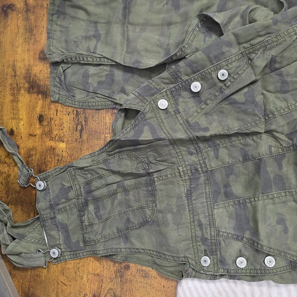 AEO Camo Tomgirl Overalls - Picture 4 of 13